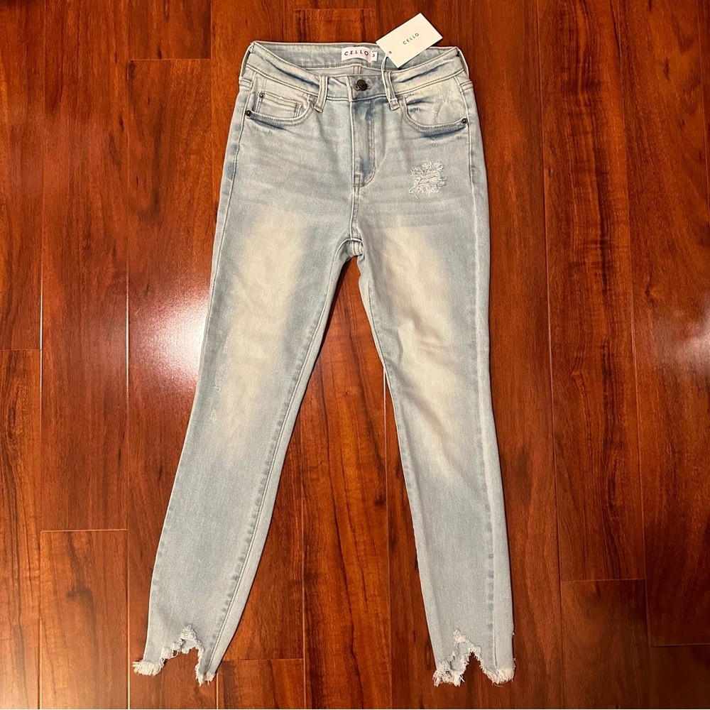 NWT Light Wash Frayed Hem Mid-Rise Distressed Skinny Jeans - Size 3, Waist 26”